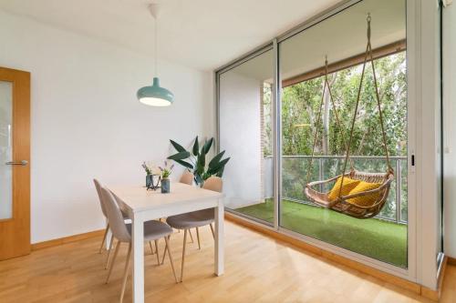 Modern Spacious 3-Bedroom Apt with Pool near Beach