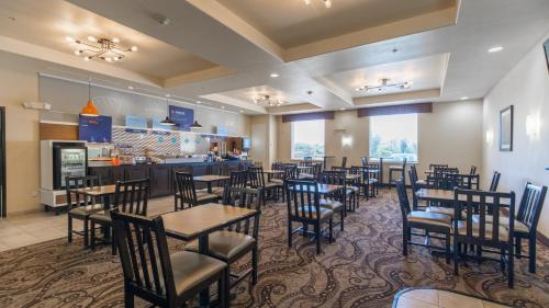 a restaurant with tables and chairs and a bar at Holiday Inn Express & Suites Oklahoma City NW - Quail Springs by IHG in Oklahoma City