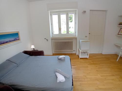 Un dormitorio con una cama con dos toallas encima. en Sud e Sole, en Arnesano