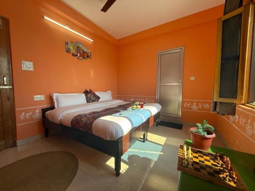 ビーアにあるSabhyata Stays Birのオレンジルームのベッドルーム1室(ベッド1台付)