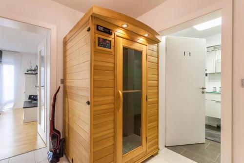 a wooden elevator in a room with a door at Ferienwohnung Zur Quelle in Plettenberg
