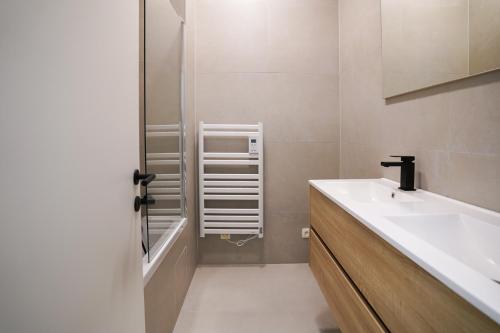 ブリュッセルにあるAppartment Wayez 3の洗面台と鏡のあるバスルーム