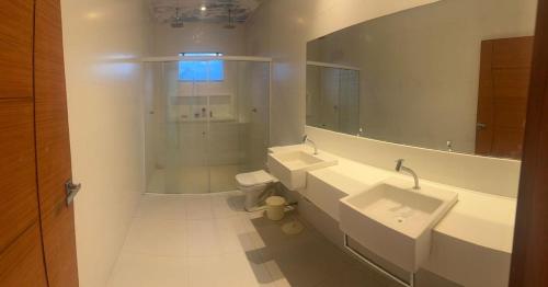 ベレンにあるAlphaville Belémのバスルーム(洗面台2台、シャワー、トイレ付)
