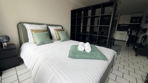 een bed met een paar witte schoenen erop bij Reflet de Loire in Nevers