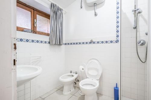ein Badezimmer mit Toilette und Waschbecken in der Unterkunft La Capannuccia A in Ansedónia