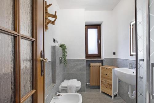 ein Badezimmer mit Toilette und Waschbecken in der Unterkunft Maison Le Cré Appartamento 3 in Introd