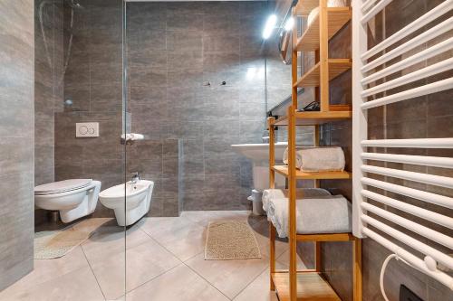 ポルレッツァにあるForesteria - bb Sul Lagoのトイレとガラスのシャワー付きのバスルーム