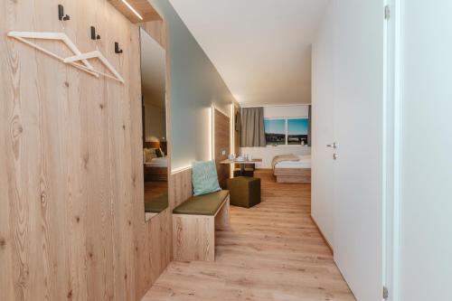 een hal van een huis met een slaapkamer bij MOWO Limes in Denkendorf