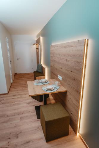 a dining room with a table and a chair at MOWO Limes in Denkendorf