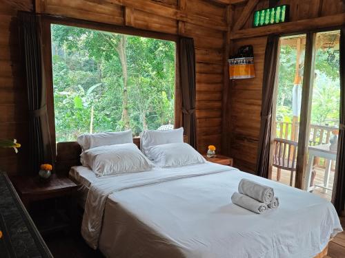 Ένα ή περισσότερα κρεβάτια σε δωμάτιο στο Pondok kepundung