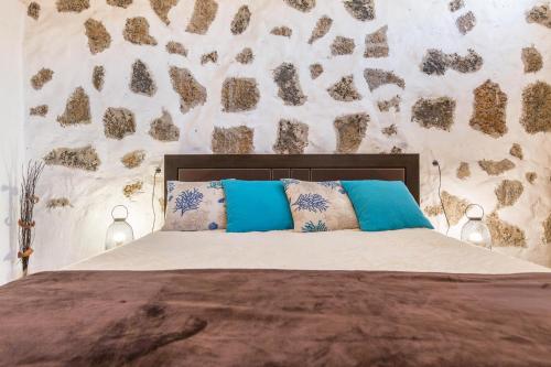 El CharcoにあるEdén Ecologico en Casa La Fuentitaの青い枕が付いた大きなベッドのある寝室
