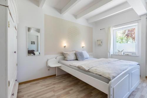 ReußenkögeにあるDenkerhof Apartment Bergkristallの大きなベッドと窓のある白い寝室