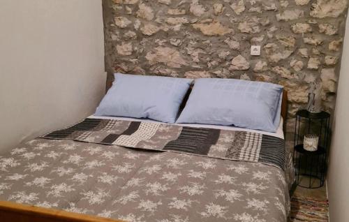 Donja JagodnjaにあるVilla Kunta by Villas Guideの石壁のベッド1台(枕2つ付)