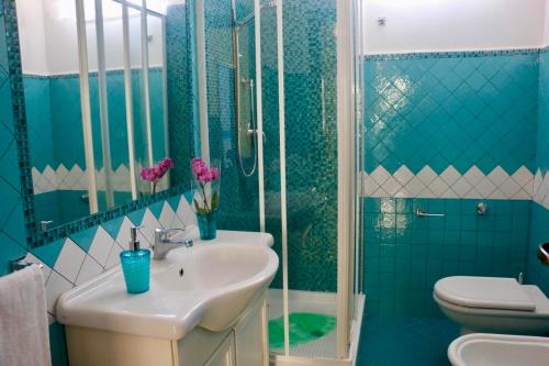 Ένα μπάνιο στο Luisa apartments, Coastal escape on the Amalfi Coast!