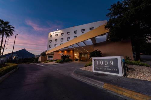 a hotel building with a sign in front of it at Comfort Inn Monterrey Valle in Monterrey