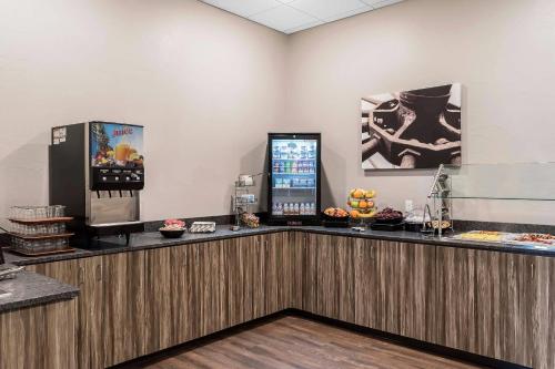 a restaurant with a counter with a drink dispenser at Copper King Convention Center, an Ascend Collection Hotel in Butte