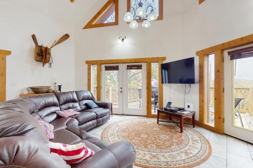 Gallery image of Woodland Chalet in Boyds Creek