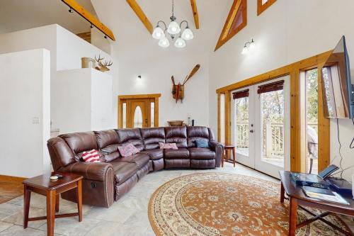 Gallery image of Woodland Chalet in Boyds Creek