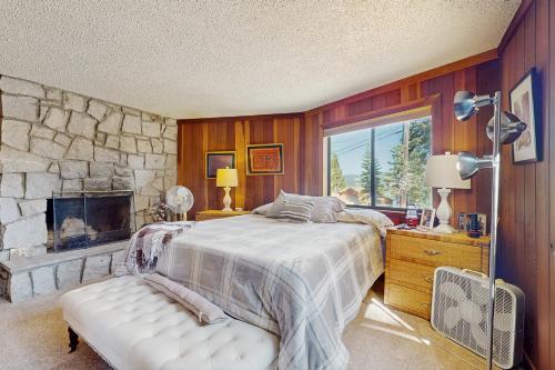 Ένα ή περισσότερα κρεβάτια σε δωμάτιο στο Tahoe Lakeview Manor