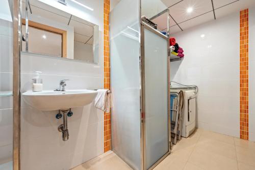 un bagno con lavandino e specchio di Viudelta a Sant Jaume d'Enveja