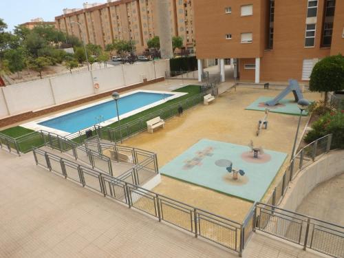 アリカンテにあるApartamento Alicanteの建物内のスイミングプールの上面の景色