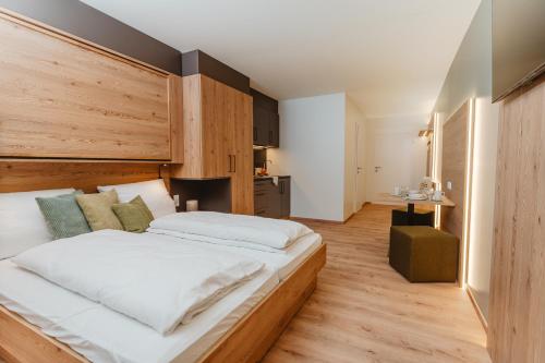 una camera da letto con un letto grande con testiera in legno di MOWO Limes a Denkendorf