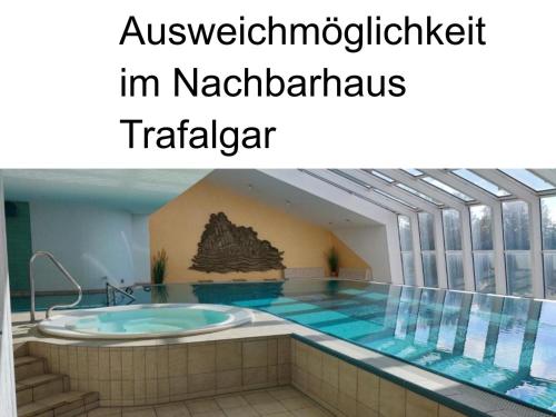 クックスハーフェンにあるLord Nelson Apartment 14の建物内にある浴槽付きのプール