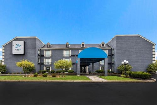 ブルー・アッシュにあるThe Blu Hotel Blue Ash Cincinnati, an Ascend Collection Hotelの時計付きの建物