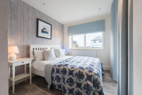 Postel nebo postele na pokoji v ubytování Luxury Family Beach House with Sea Views -Sleeps 8