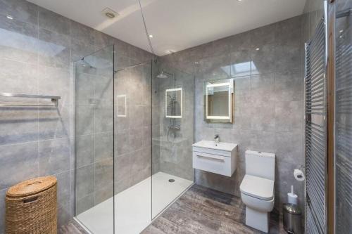 Koupelna v ubytování Luxury Family Beach House with Sea Views -Sleeps 8