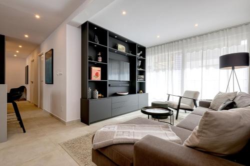 022 Stylish & Modern Fuengirola Apt, Near Beach