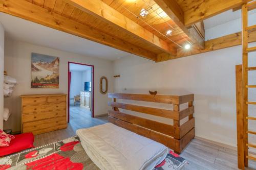 a bedroom with a bed and wooden ceilings at Granges 32 - Beau Duplex Spacieux in Villard-Reculas