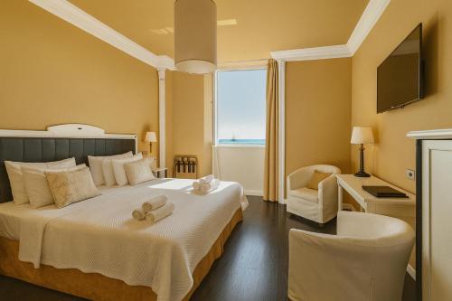 Habitación de hotel con cama y ventana grande en Greif Hotel & Spa, en Trieste