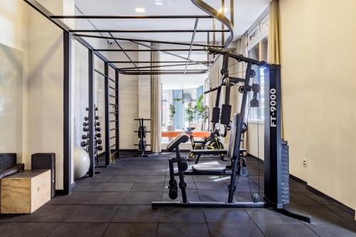 Un gimnasio con equipos cardiovasculares en un edificio. en Xtay Cais Rooftop - Studio completo com vista panorâmica Skyglass Tetto - Orla do Guaíba, en Porto Alegre