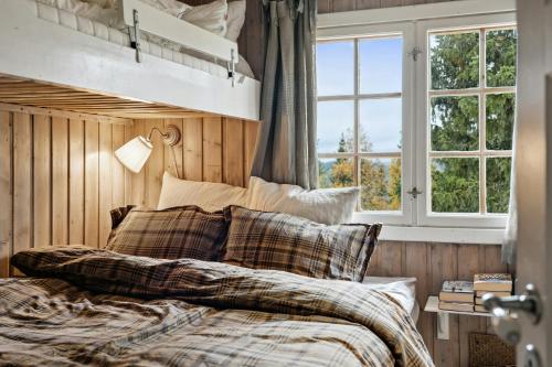 Postel nebo postele na pokoji v ubytování Charming Cabin By Nesfjellet Ski Resort