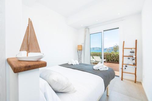 Postel nebo postele na pokoji v ubytování Sa Marina Beach House