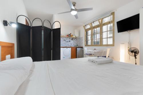 En eller flere senge i et værelse på Central Bright Studio