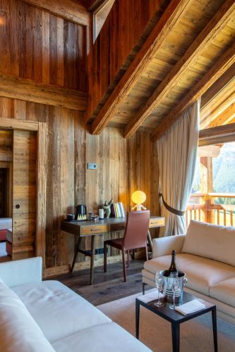 a living room with a couch and a table at Hotel & Spa Merilys in Méribel