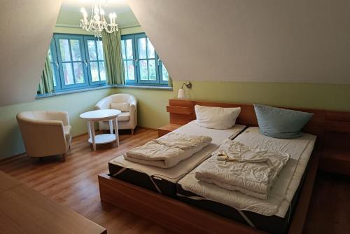 Klein GelmにあるDünenresidenz Glowe Dünenresidenz Glowe A 31のベッド2台とテーブルと椅子のある寝室