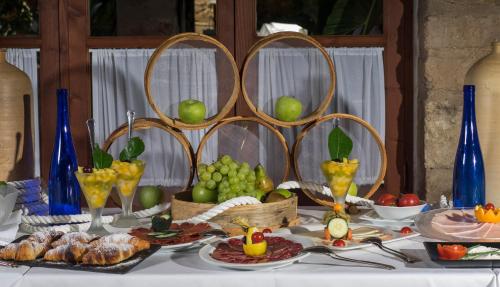 カラ・ボナにあるプロトゥールレジデンシア ソンフロリアナの食品・果物の盛り合わせ