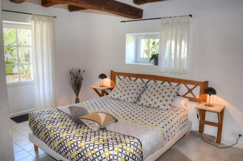 Postel nebo postele na pokoji v ubytování Gîte 15 Personnes Avec Piscine