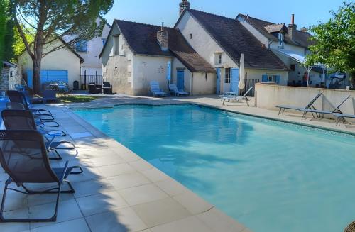 Bazén v ubytování Gîte 15 Personnes Avec Piscine nebo v jeho okolí