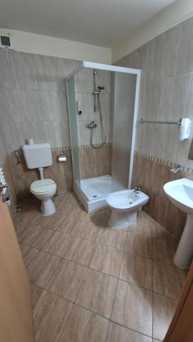 ティミショアラにあるHotel Imperial Timisoara by JRのシャワー、トイレ、洗面台を備えたバスルーム