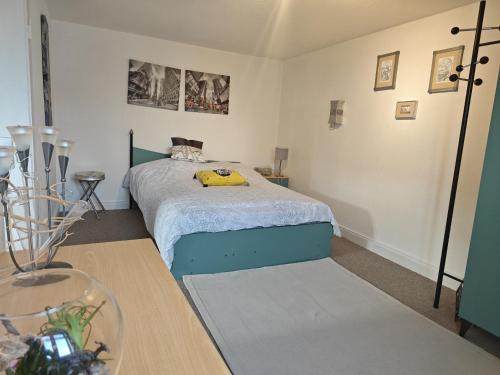 a small bedroom with a bed and a table at Appartement Aux Deux Cigognes Bis in Gries