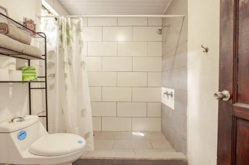 een badkamer met toilet en douche bij Private Costa Rican Oasis with Pool River Views in Montezuma