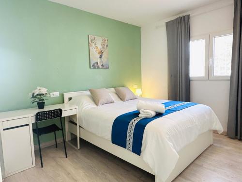 Schlafzimmer mit einem Bett, einem Schreibtisch und einem Bett in der Unterkunft Sunshine Courtyard, Villa independiente en Valencia in Lliria