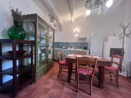 une salle à manger avec une table et des chaises en bois dans l'établissement La Rosa dei Monti Iblei 1, à Ferla