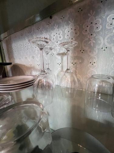 un groupe de verres à vin posés sur une étagère dans l'établissement La Rosa dei Monti Iblei 1, à Ferla