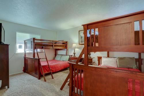 a bedroom with two bunk beds and a bed at Amber Sunset in Mosier