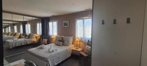 Una cama o camas en una habitación de L'Echappée Belle de Thau